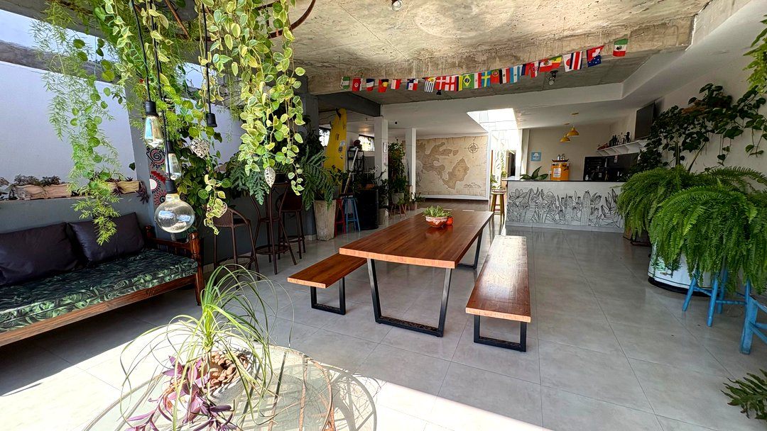 Fachada do Massambaba Hostel com vegetação tropical na Praia Grande