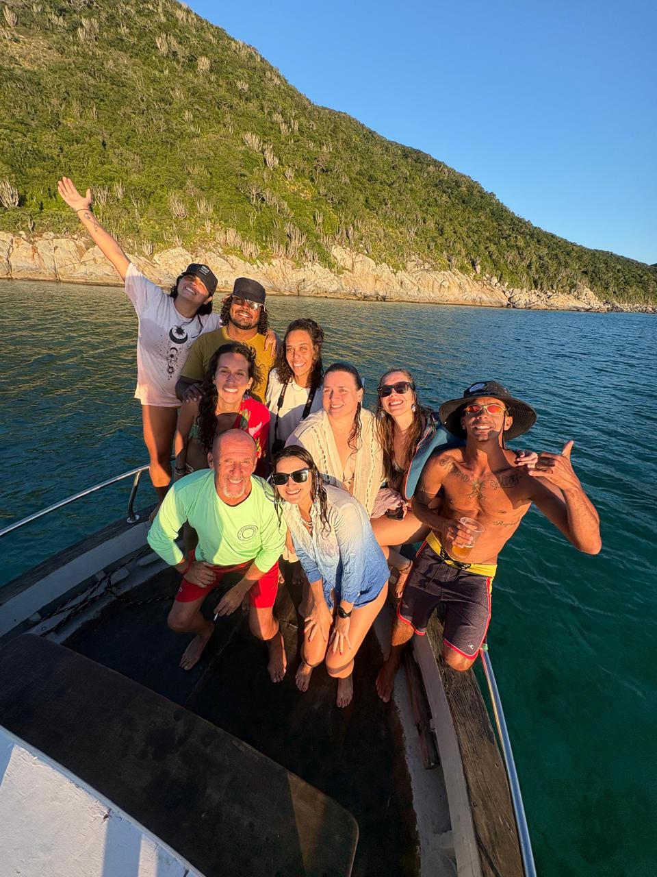 El grupo del Massambaba Hostel reunido en el barco al atardecer en Arraial do Cabo