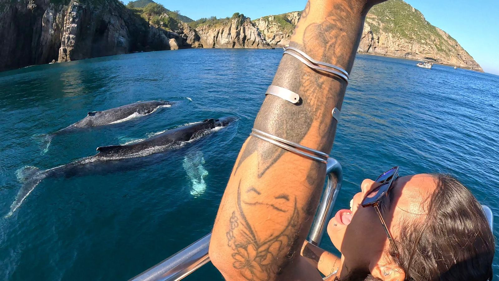 Baleia jubarte saltando nas águas de Arraial do Cabo durante a temporada de inverno (junho a setembro)