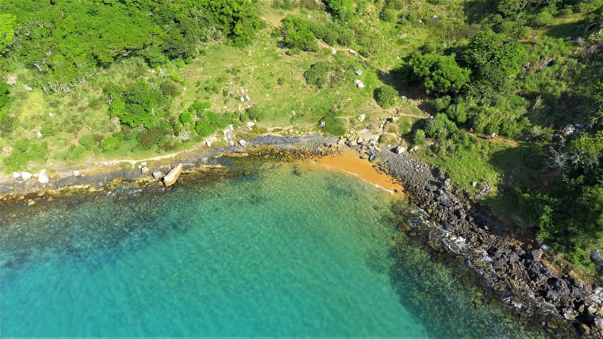 Praia da Graçainha em Arraial do Cabo, com água cristalina e fundo de pedra propício para tartarugas