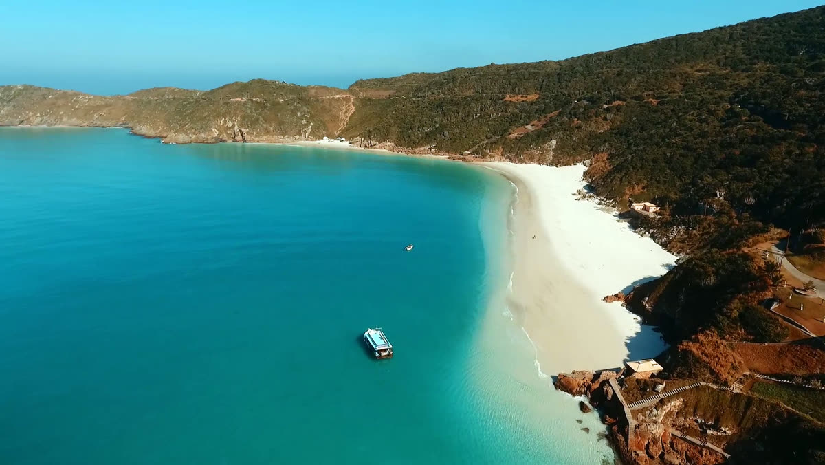 Pontal do Atalaia (Praia da Escadaria) em Arraial do Cabo, com a água turquesa e o visual panorâmico do costão