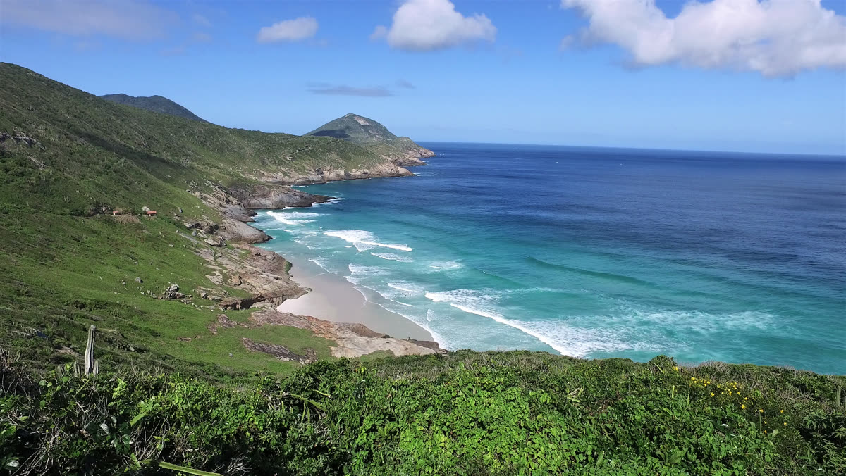 Praia Brava de Arraial do Cabo, selvagem e de acesso restrito, com o mar azul intenso