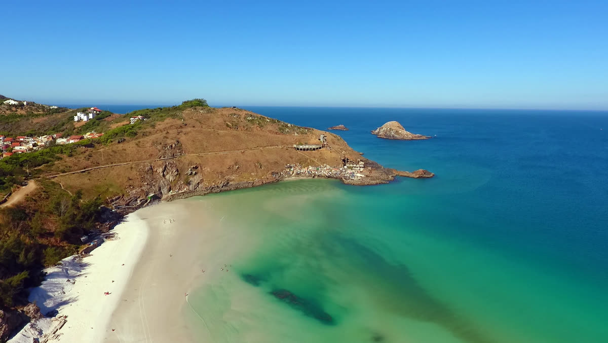 Praia Grande de Arraial do Cabo vista do drone, com a extensa faixa de areia branca e o mar azul