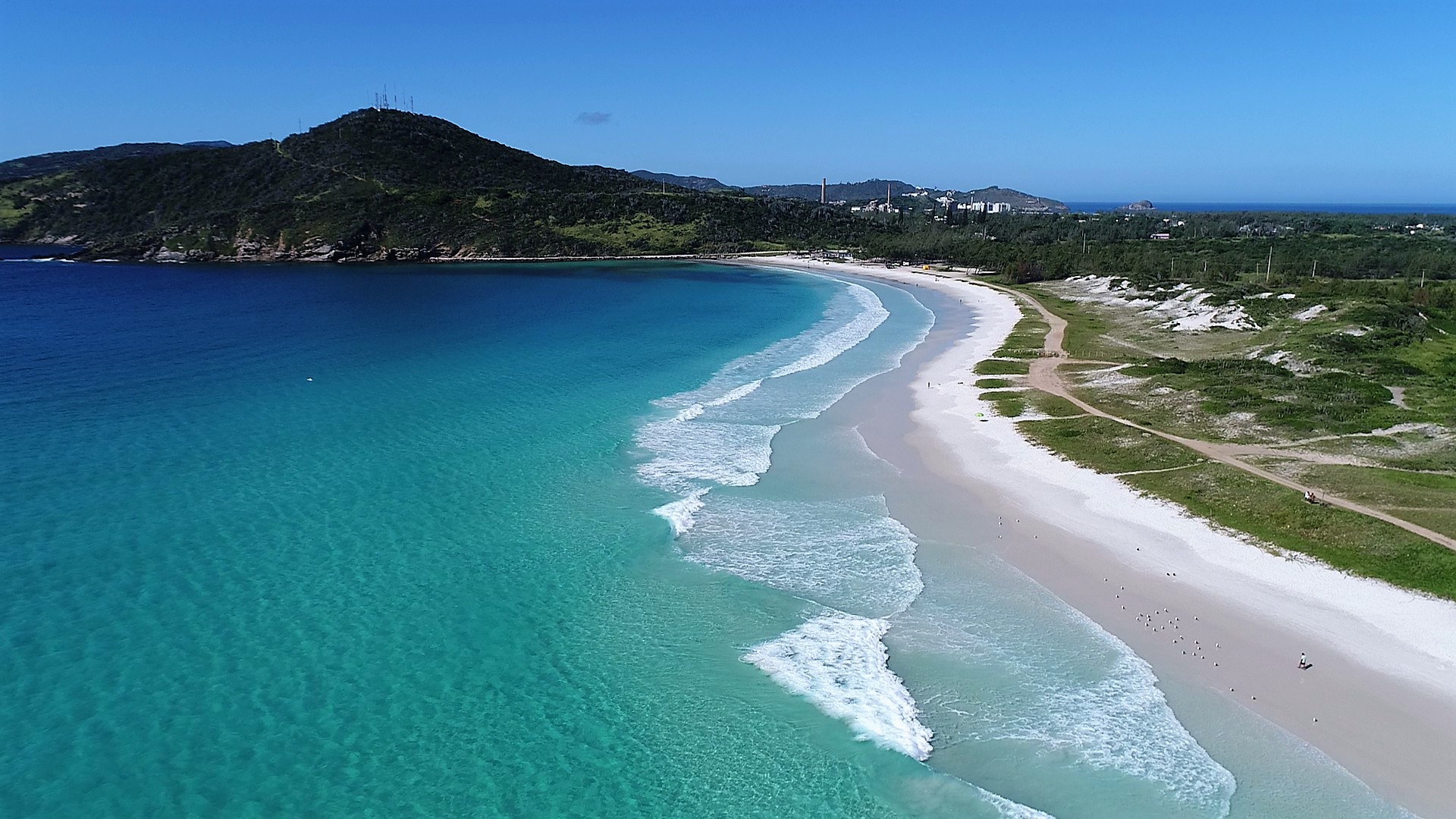 Praia do Pontal de Arraial do Cabo com suas águas calmas e cristalinas vistas do drone