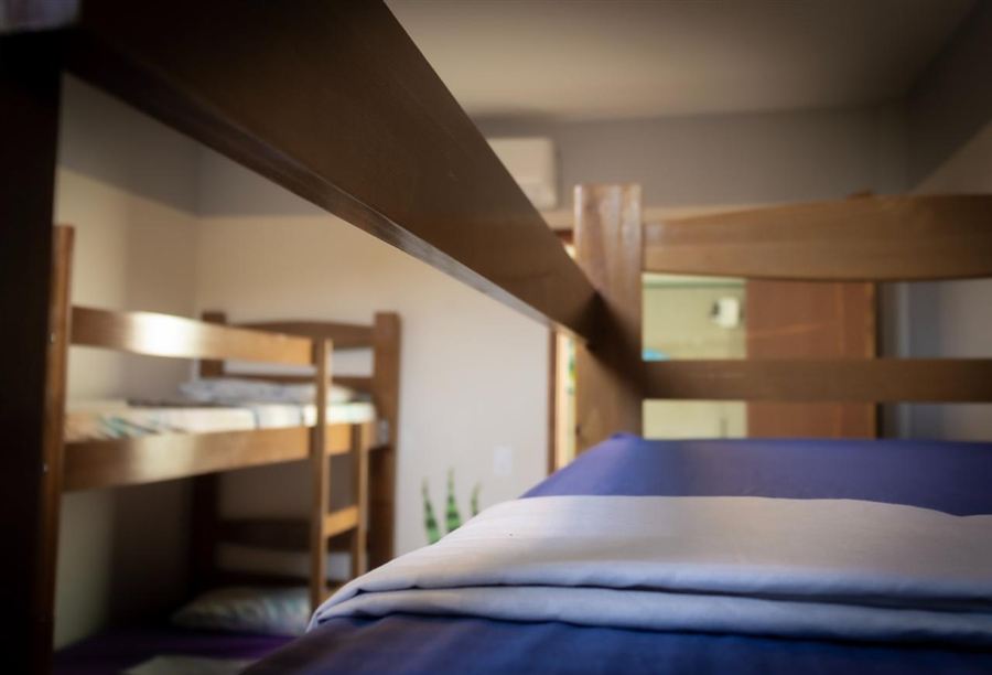 Dormitorio mixto con 6 camas y casilleros individuales — Massambaba Hostel