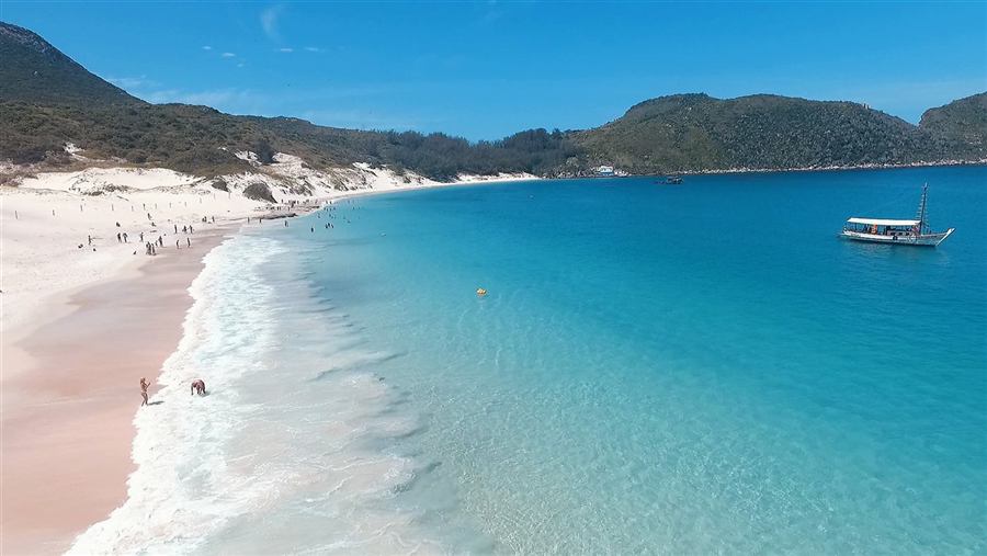 Ilha do Farol in Arraial do Cabo with white sand and turquoise water