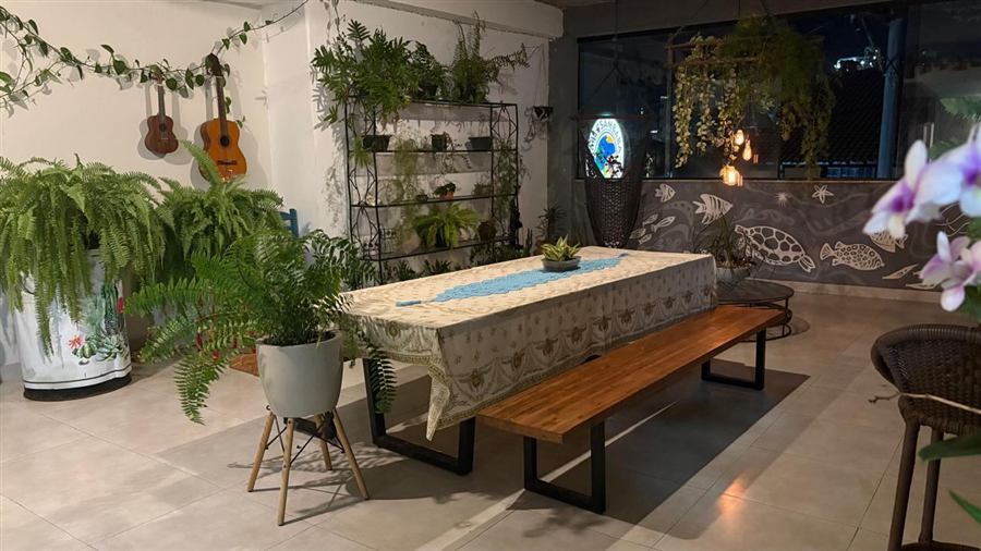 lounge à noite com plantas