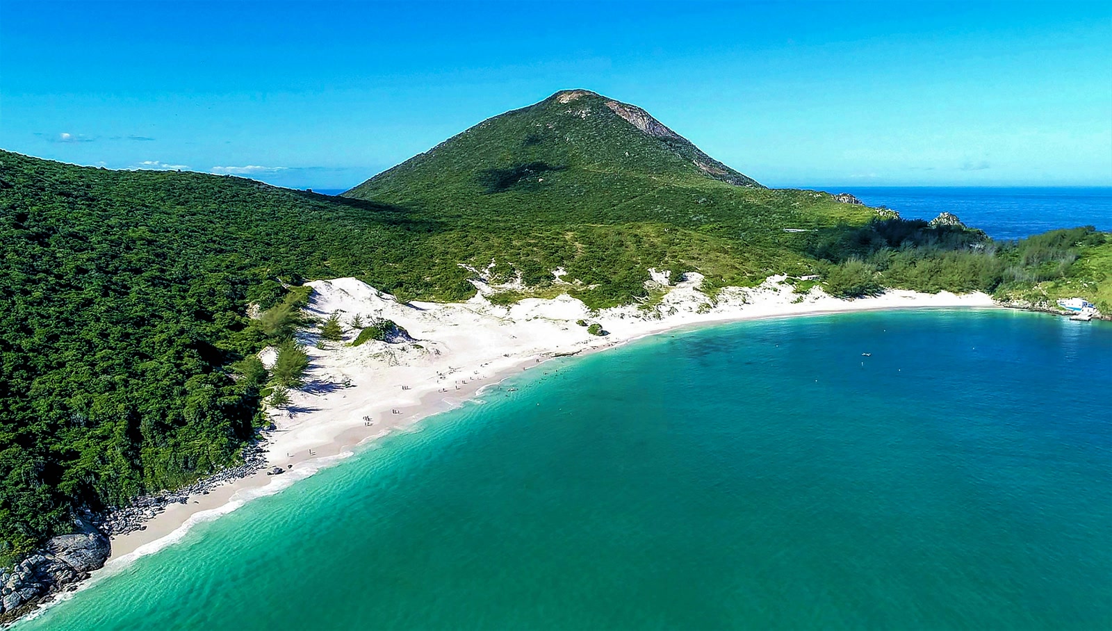 Vista aérea de la Ilha do Farol en Arraial do Cabo, con playa de arena blanca y mar turquesa