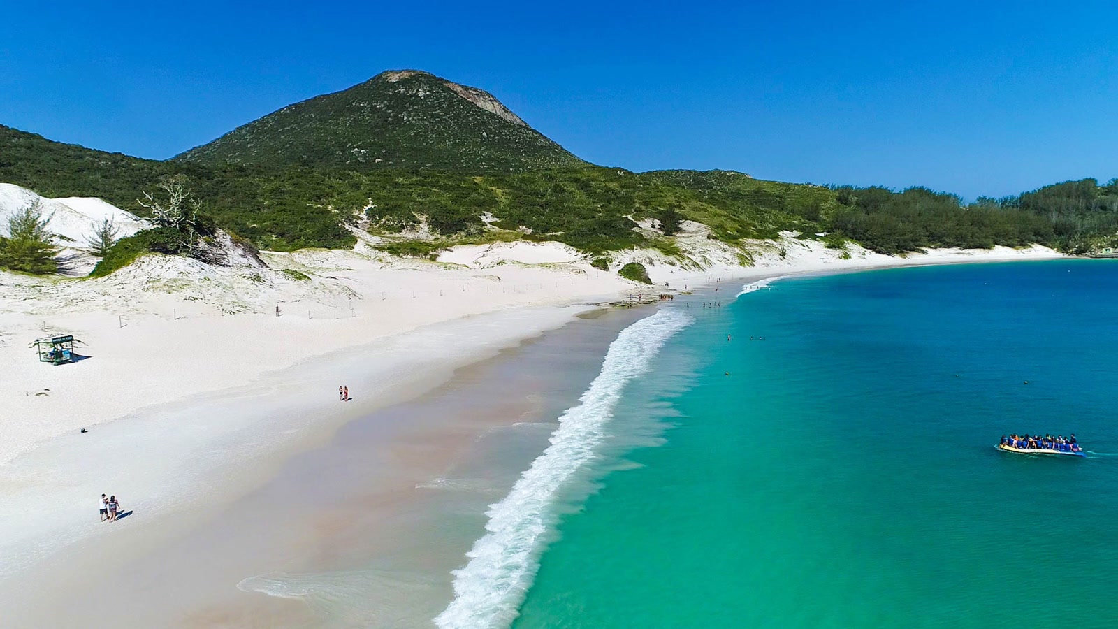 Playa de la Ilha do Farol en Arraial do Cabo, arena blanca y mar turquesa poco profundo vista desde lo alto