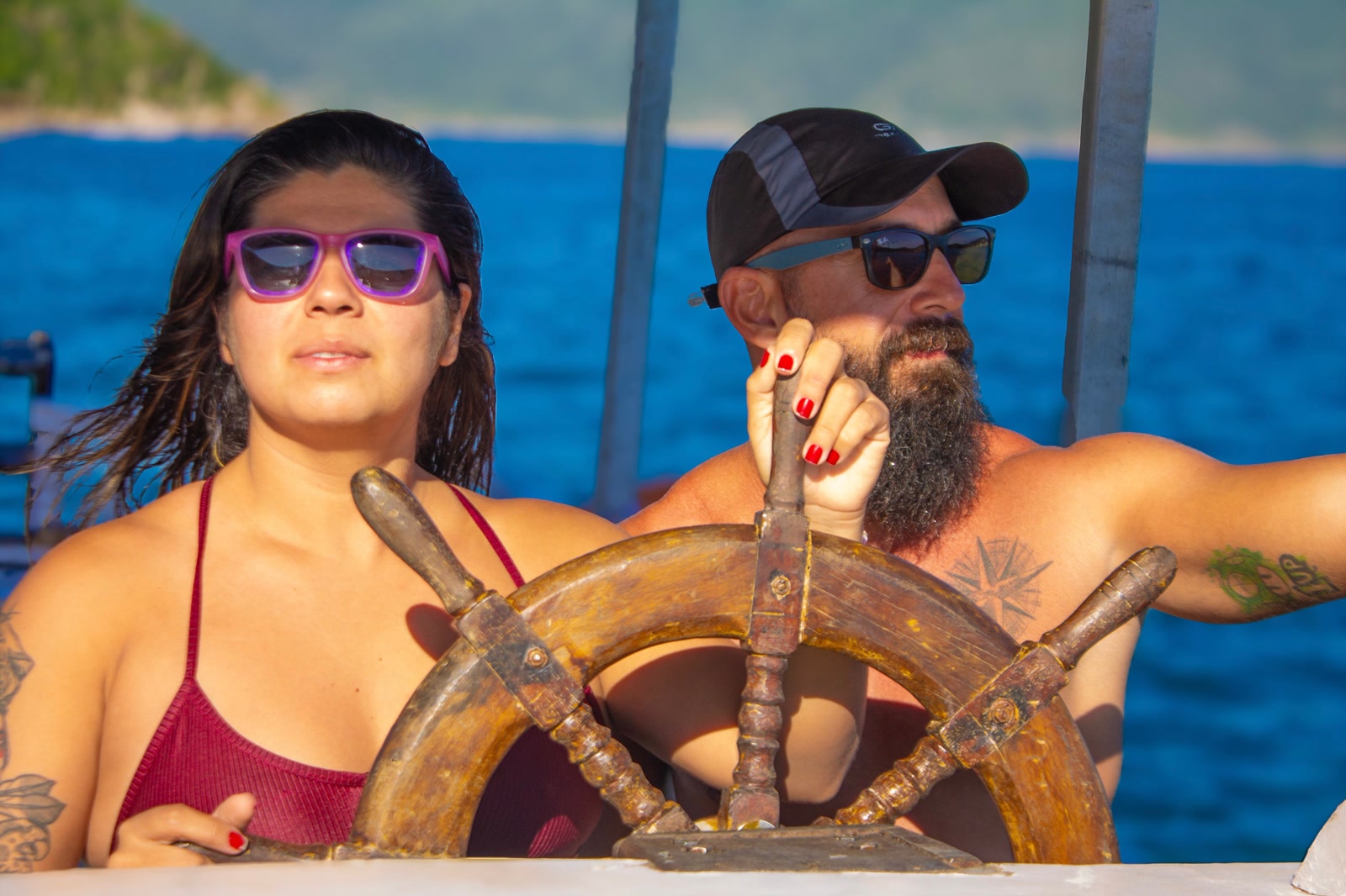 Capitán al timón del barco @e.missmayra en el Massambaba Hostel durante el paseo en Arraial do Cabo