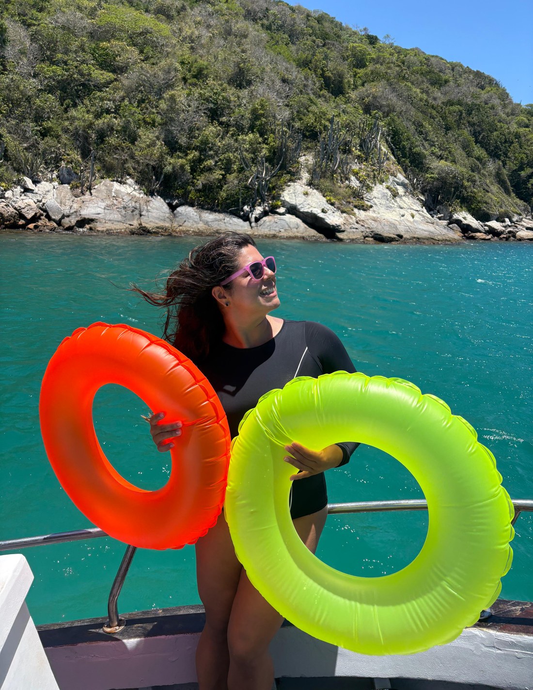 Huésped del Massambaba con flotadores en el agua turquesa de Arraial do Cabo, en la parada de snorkel del paseo en barco