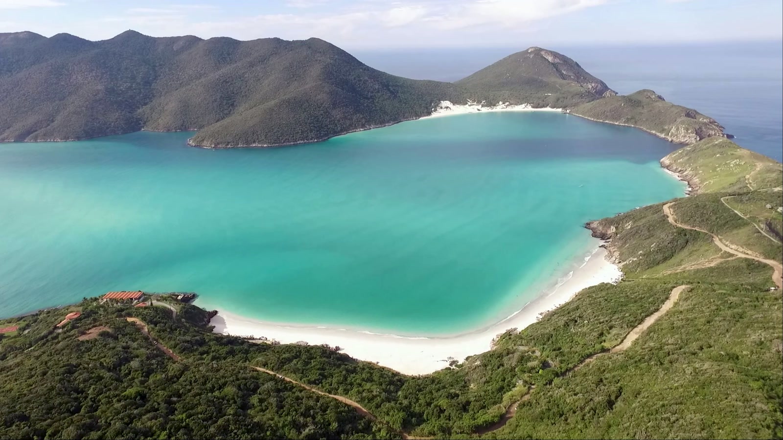 Vista panorámica desde lo alto del Pontal do Atalaia en Arraial do Cabo, con la ensenada turquesa entre los cerros