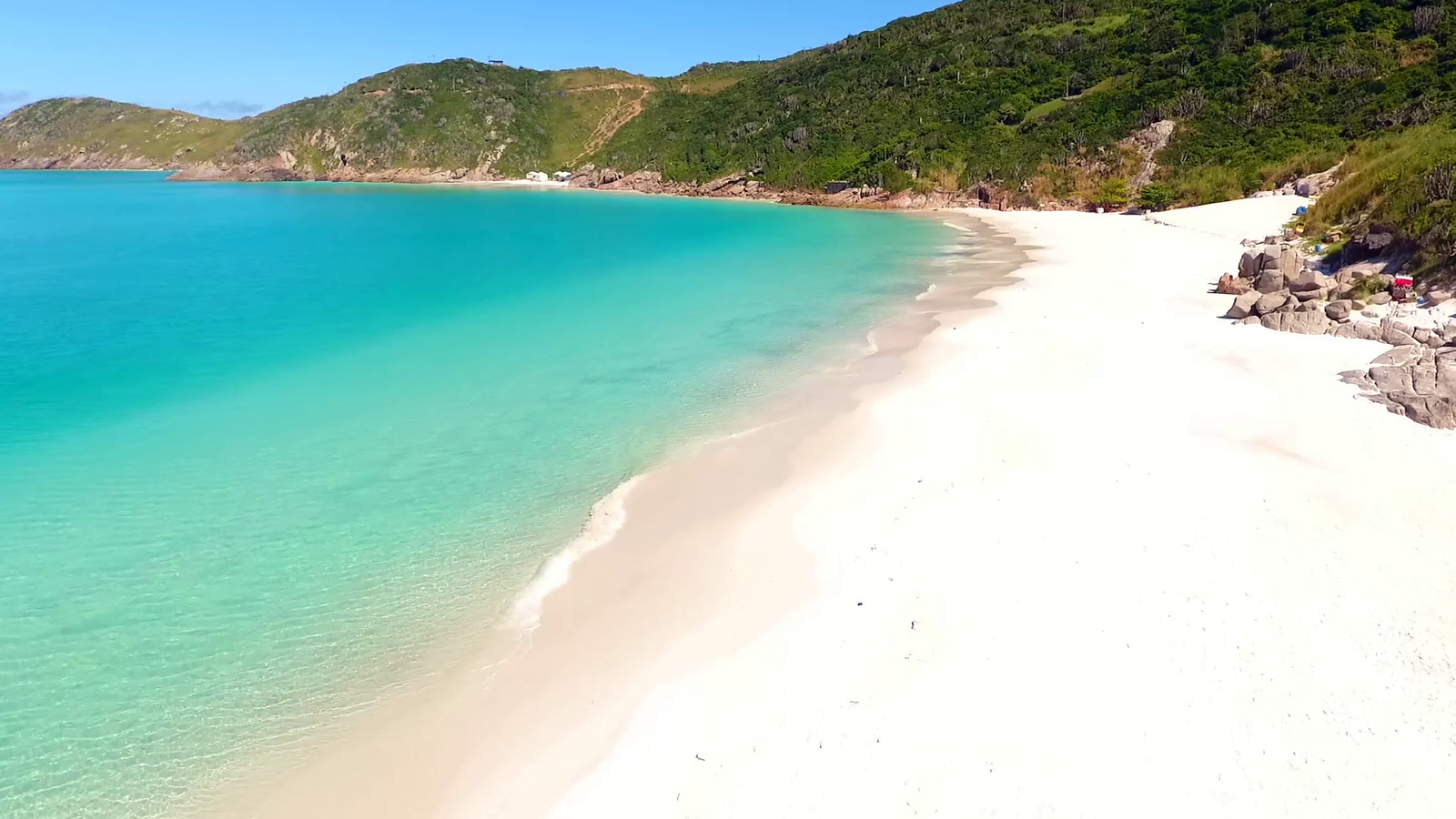 Prainhas do Pontal do Atalaia en Arraial do Cabo, arena blanca y mar turquesa al pie de la escalera