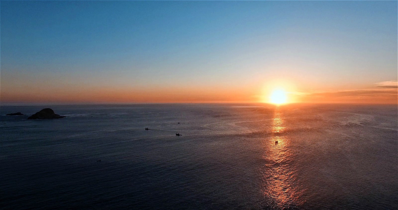 Atardecer dorado sobre el mar de Arraial do Cabo, típico de la temporada intermedia más tranquila
