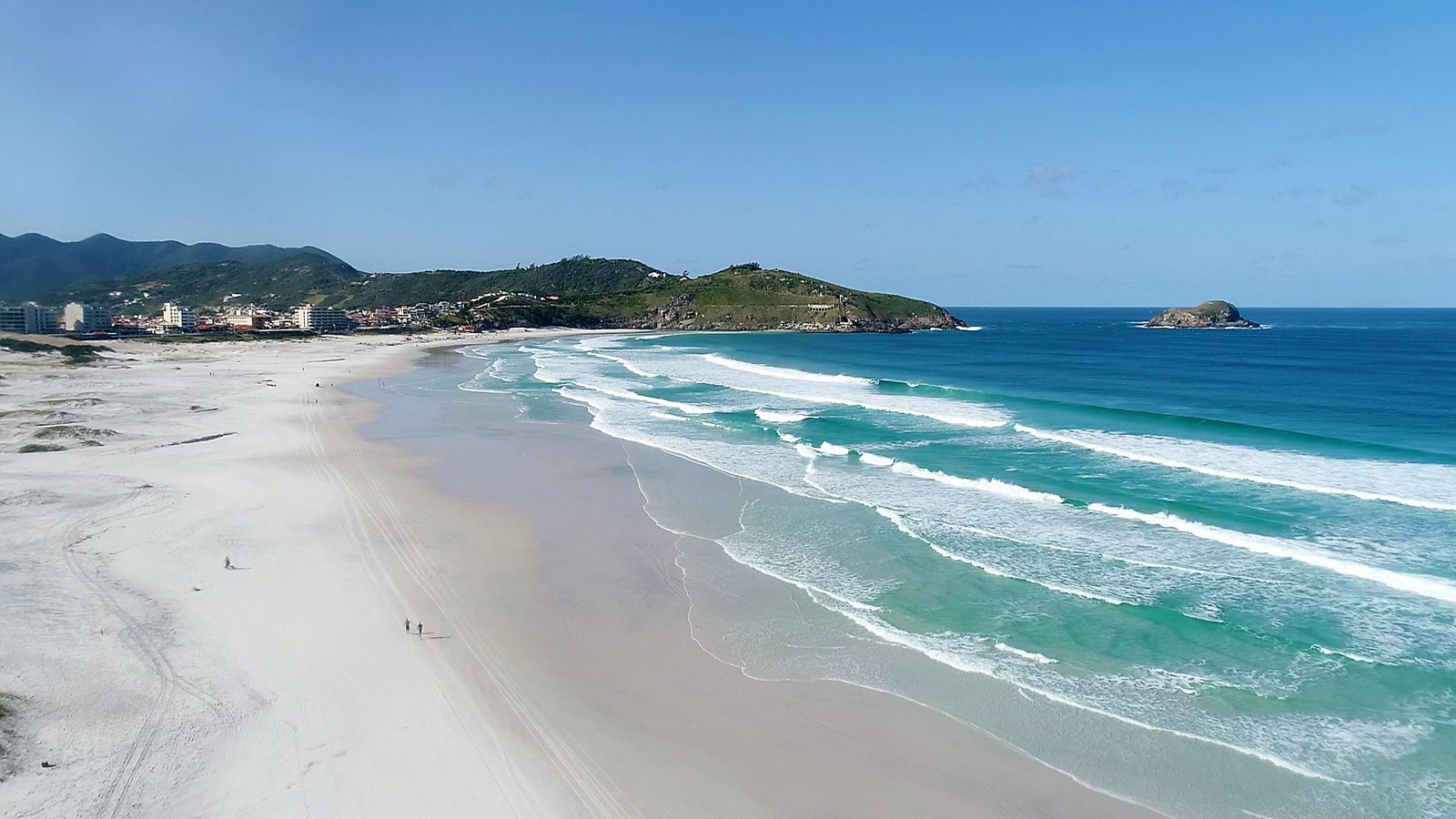 Vista aérea de Praia Grande en Arraial do Cabo, una extensa franja de arena blanca con mar verde turquesa