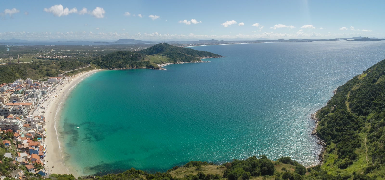 Vista panorámica de Prainha en Arraial do Cabo, una cala de aguas turquesa resguardada por los cerros