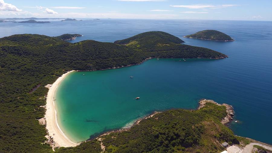 Enseada da Praia do Forno vista de cima, cercada de mata e mar azul